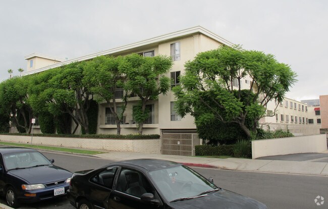 Building Photo - 5204 Yarmouth Ave