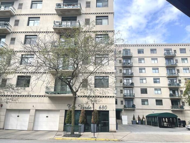 Building Photo - 680 N Green St