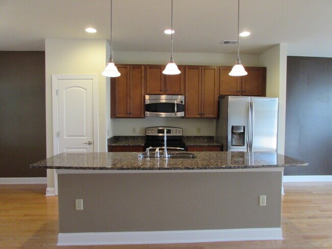Building Photo - Luxury 2 Bed/ 2 Bath Townhome in Legacy Vi...
