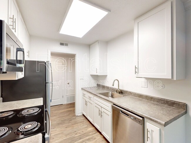 Building Photo - 823 Las Gallinas Ave