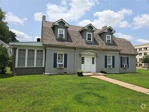 Building Photo - 606 Chautauqua Ave
