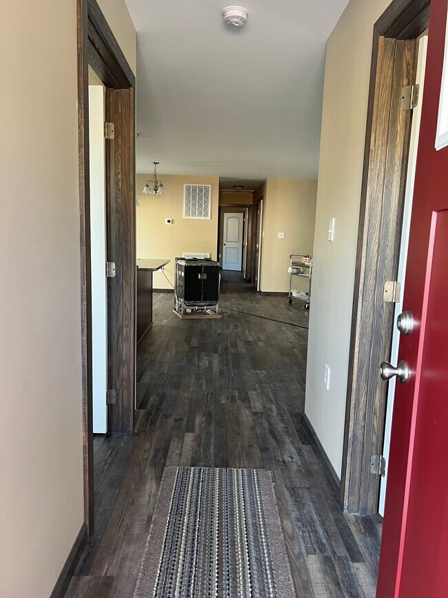 Vista interior de la puerta de entrada - 96 Hanshew Ln