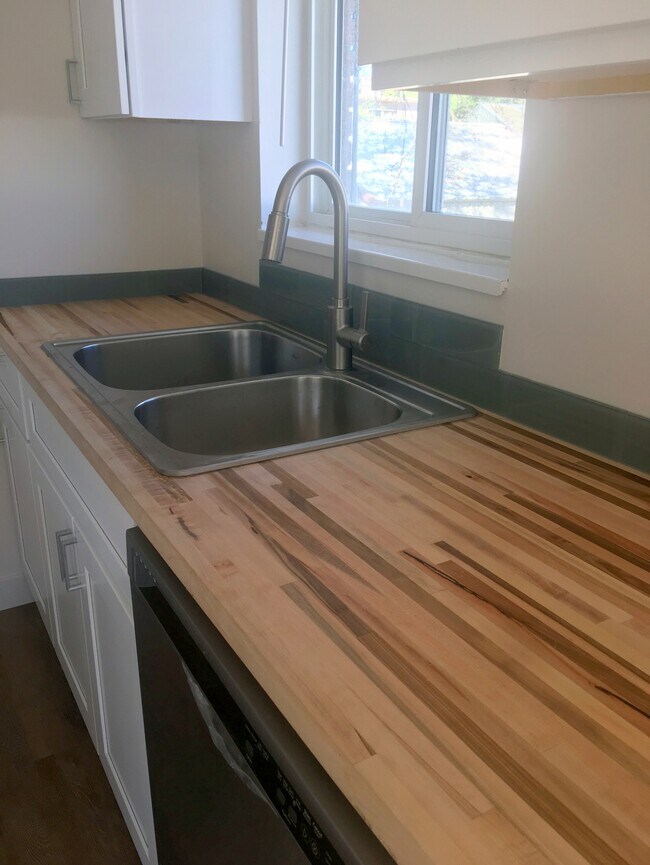 Foto del edificio - 545 Stringham Ave