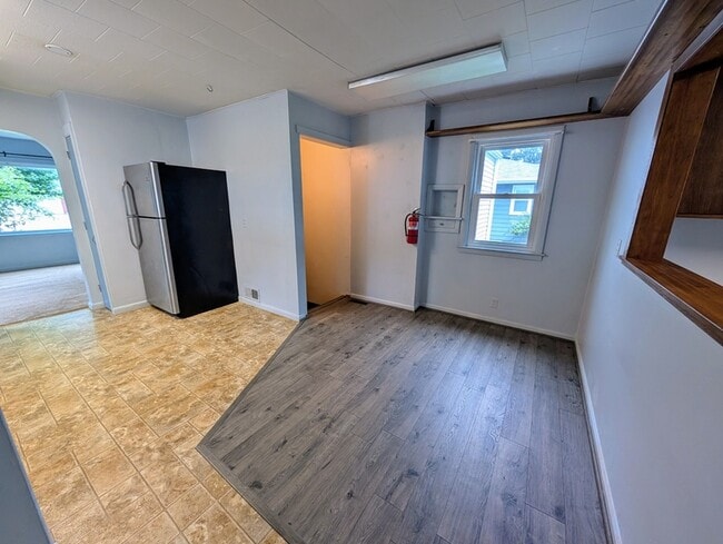 Building Photo - 707 10th Ave