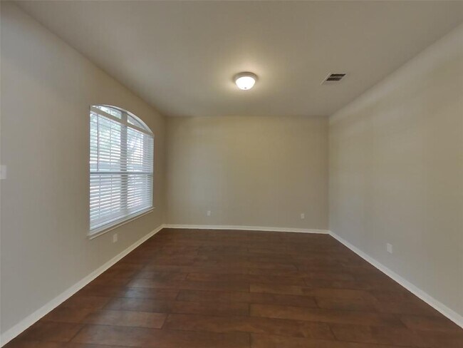 Building Photo - 405 Red Hawk Dr