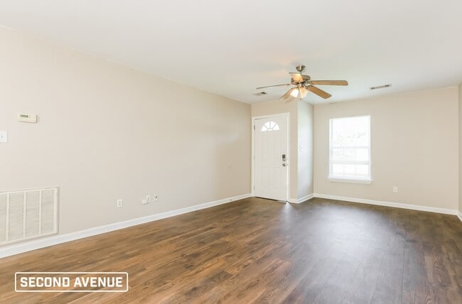 Building Photo - 209 Glenn Oak Dr