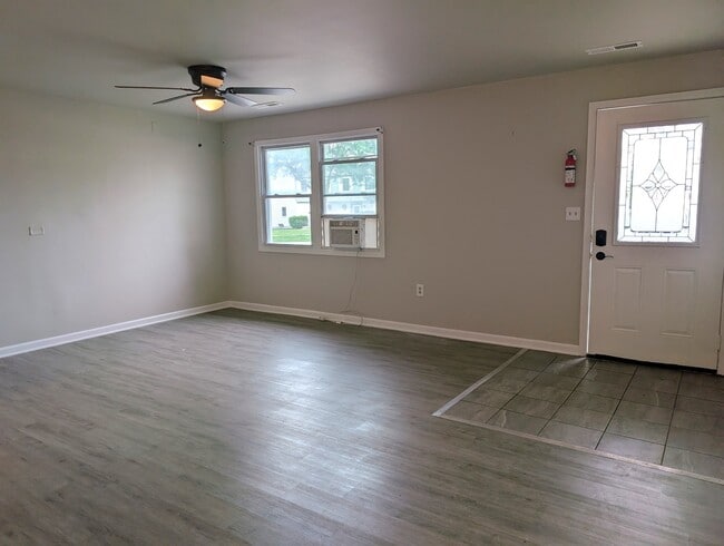 Building Photo - 950 N Brainard St