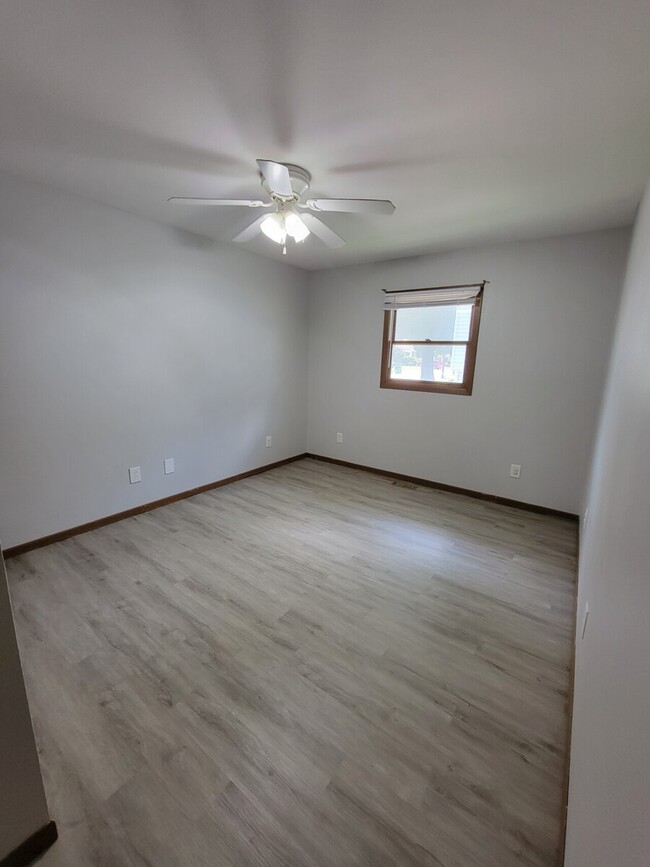 Building Photo - 300 N Clay