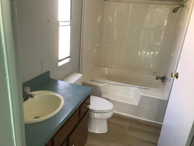 Building Photo - 109 Rainbow Dr