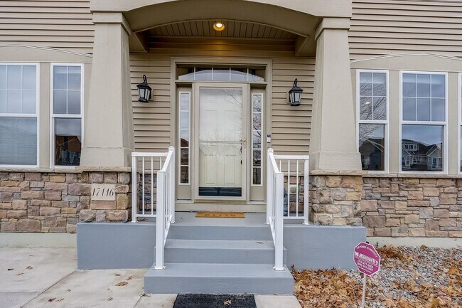 Foto del edificio - Grand 5 bed 4.5 bath Maple Grove Home w/ 3-Car Garage! Fully Furnished