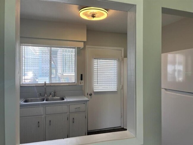 Foto del edificio - 335 Causeway N