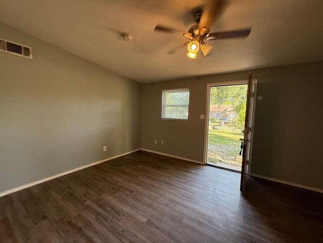 Building Photo - 4 Bedroom House