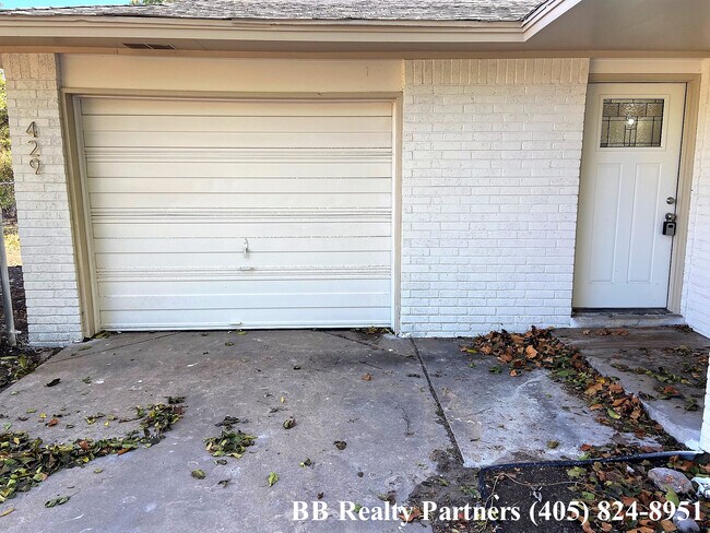 Building Photo - 429 S Gum Ave
