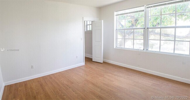 Foto del edificio - 978 NW 3rd St