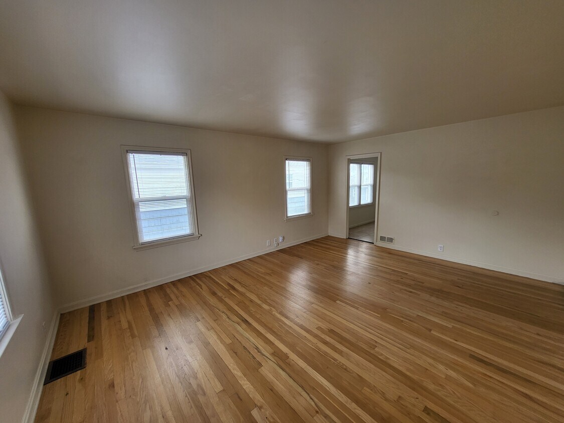 Primary Photo - 834 E 5th Ave