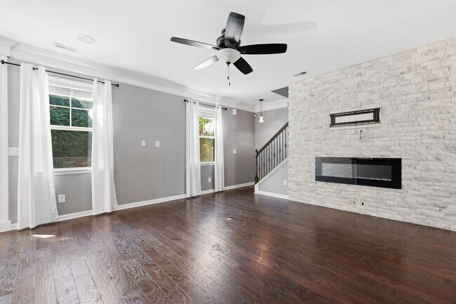 Building Photo - Immaculate and Fully Updated 3 Bedroom Tow...