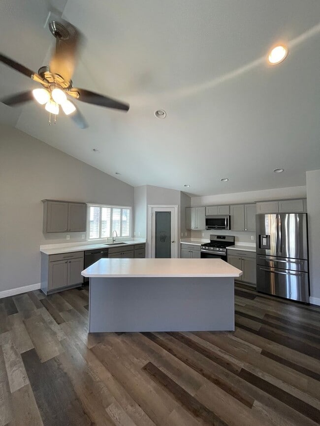 Building Photo - Entertainers delight, 3bdrm 2.5 bath home ...