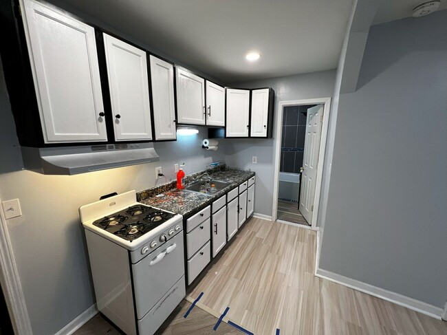 Building Photo - 4972 Lafontaine St