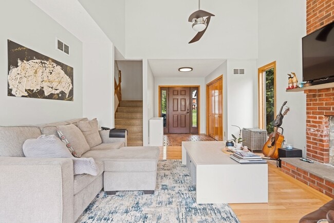 Building Photo - 39 Brightwood Ln
