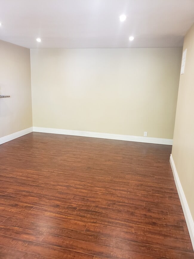 Building Photo - 1114 N Flores St