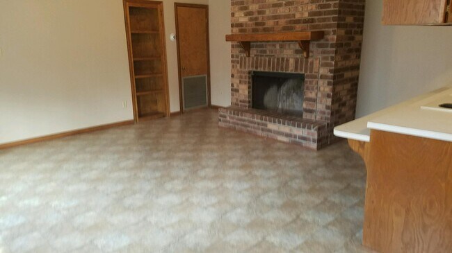 Building Photo - 205 Bickerton Dr