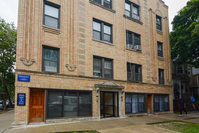 Building Photo - 1117 W Wellington Ave