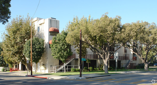 Foto del edificio - Lacy and Raitt Apartments