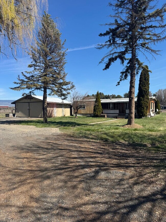 Foto del edificio - Spacious Pet-Friendly Rental on 3 Acres — Perfect for Horse Owners!
