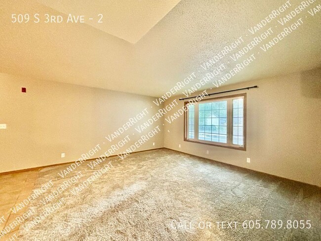 Building Photo - Updated 2 Bedroom Apartment! FREE Garage!