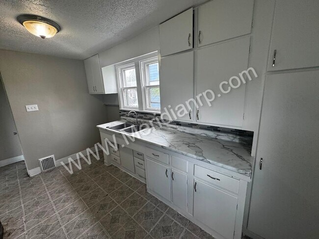Foto del edificio - 3015 Holton Ave