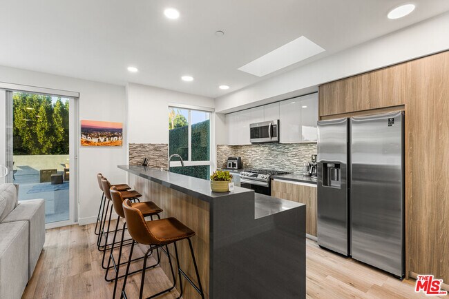 Foto del edificio - 4806 Sylmar Ave