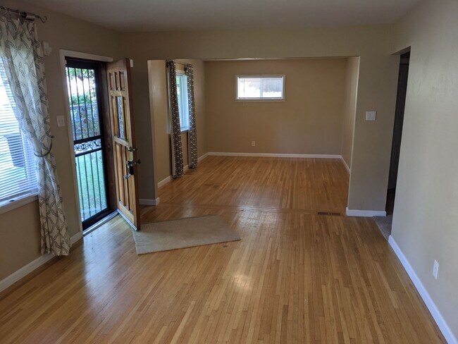 Building Photo - Stunning Ranch Home - Amazing Location - B...