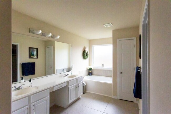 Building Photo - 9914 Knob Hollow Way