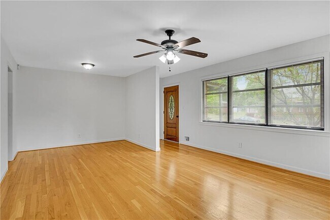 Foto del edificio - 718 Birchwood Ln SW