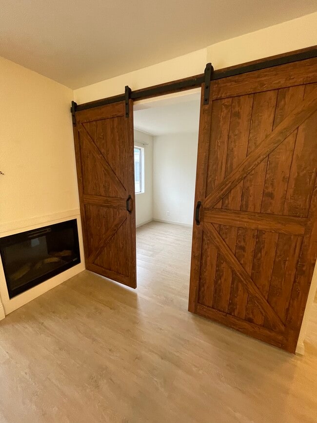 Brand new electric fireplace - 368 Imperial Way