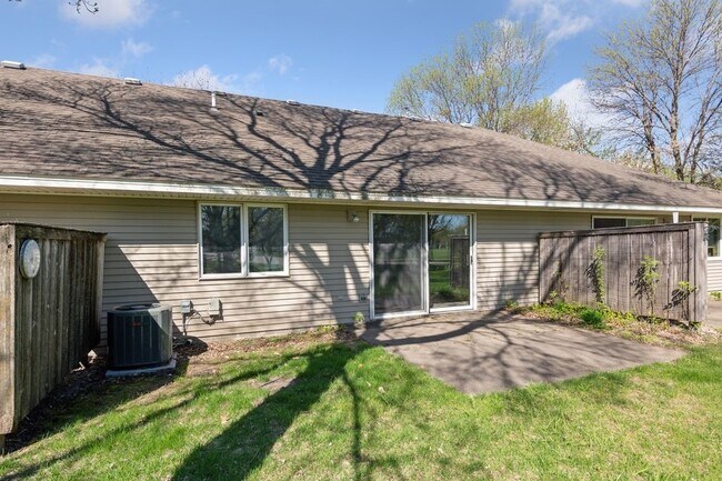 Foto del edificio - 8327 Victoria Dr