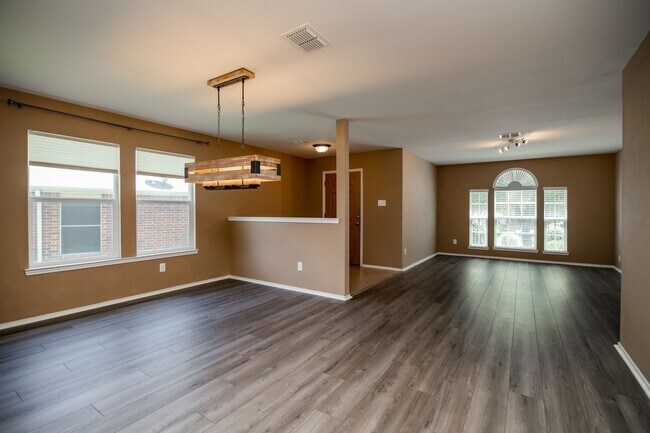 Building Photo - *Ready for Quick Move-in*