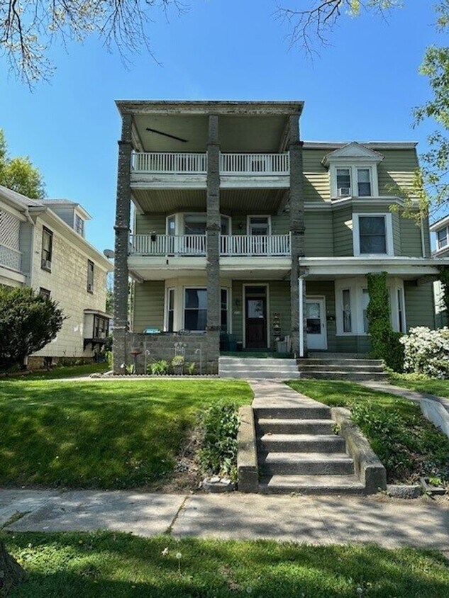 Primary Photo - 208 N Front St