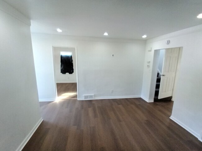 Foto del edificio - 3 bedroom, 1 bathroom Now Available!