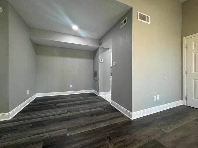 Foto del edificio - Newly Renovated 2/1 Condo ~ Gated Community near Tuskawilla!