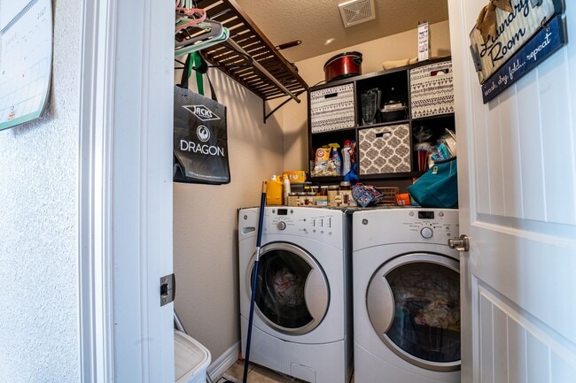 Building Photo - Beautiful 3 Bedroom, 2 Bathroom Ranch – Available Early April!