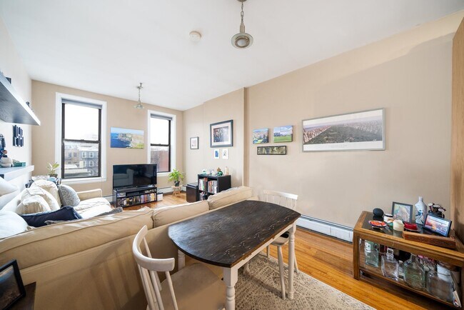 Building Photo - 60 Monroe St