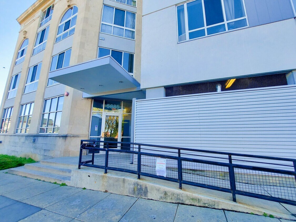 Foto principal - Spacious and Sunlit 1 BR 1 BA in 16th St H...