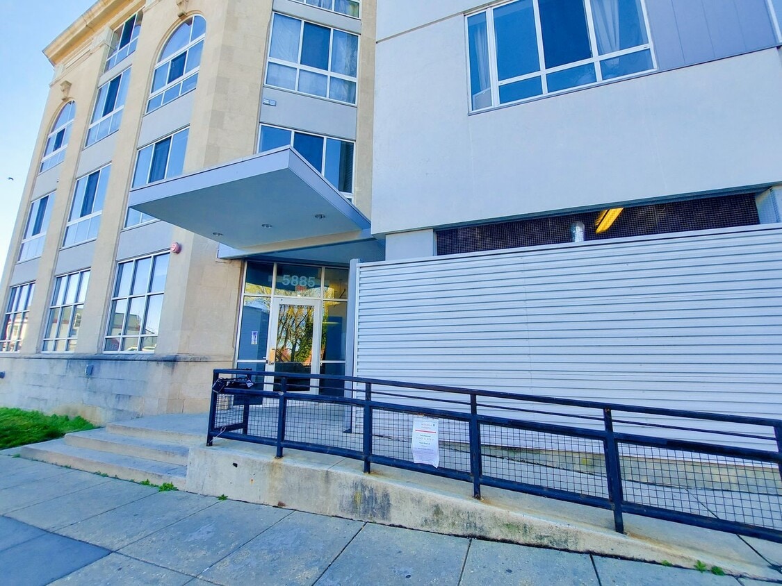 Primary Photo - Spacious and Sunlit 1 BR 1 BA in 16th St H...