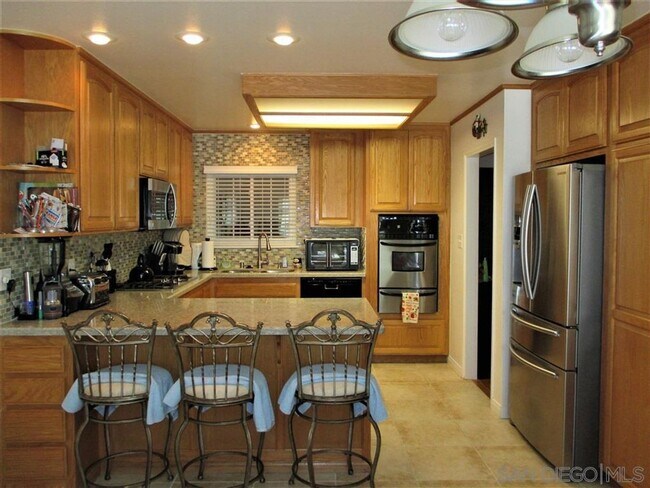 Building Photo - Entertainers delight, 4 bed 2 bath located...