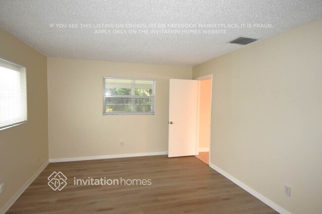 Building Photo - 737 SE Hollahan Ave