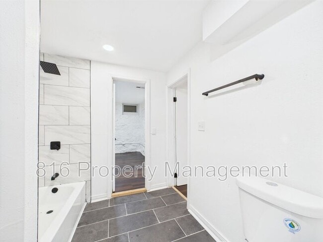 Building Photo - 1110 E 40th St