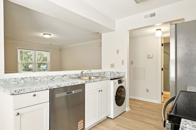 Building Photo - 13 Academy Ln