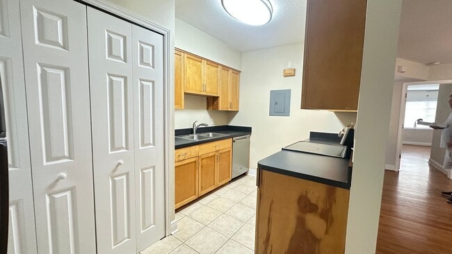 Building Photo - Charming 1BR/1BA Duplex in the Heart of Do...