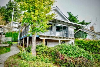 Building Photo - 14683 W Beach Ave